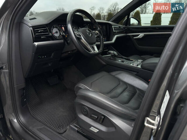 Сірий Фольксваген Туарег, об'ємом двигуна 3 л та пробігом 278 тис. км за 33700 $, фото 37 на Automoto.ua