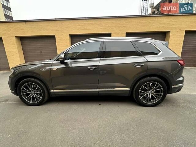 Серый Фольксваген Туарег, объемом двигателя 2.97 л и пробегом 246 тыс. км за 42000 $, фото 5 на Automoto.ua