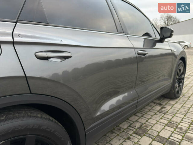 Сірий Фольксваген Туарег, об'ємом двигуна 3 л та пробігом 278 тис. км за 33700 $, фото 26 на Automoto.ua