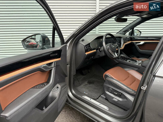 Серый Фольксваген Туарег, объемом двигателя 3 л и пробегом 85 тыс. км за 56500 $, фото 59 на Automoto.ua