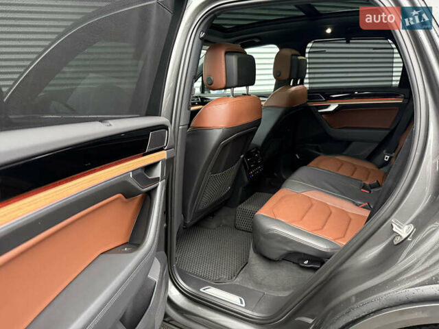 Серый Фольксваген Туарег, объемом двигателя 3 л и пробегом 85 тыс. км за 56500 $, фото 71 на Automoto.ua