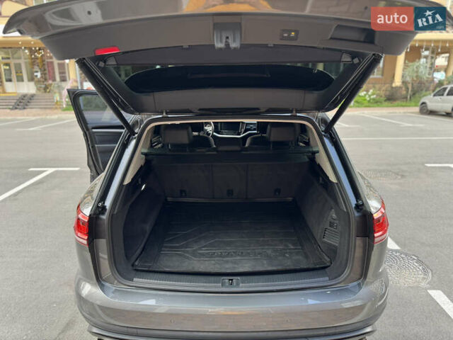 Сірий Фольксваген Туарег, об'ємом двигуна 3 л та пробігом 253 тис. км за 32900 $, фото 18 на Automoto.ua