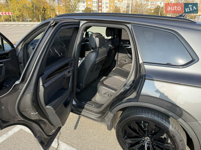 Серый Фольксваген Туарег, объемом двигателя 2.97 л и пробегом 214 тыс. км за 46700 $, фото 18 на Automoto.ua