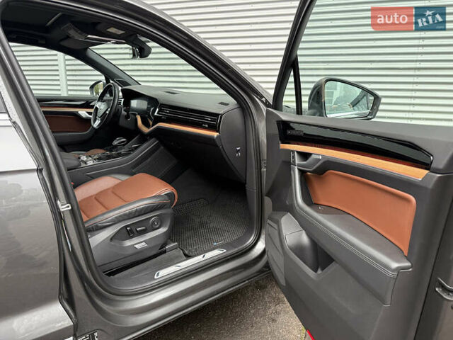 Серый Фольксваген Туарег, объемом двигателя 3 л и пробегом 85 тыс. км за 56500 $, фото 28 на Automoto.ua