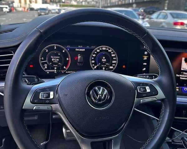 Сірий Фольксваген Туарег, об'ємом двигуна 3.96 л та пробігом 140 тис. км за 58000 $, фото 9 на Automoto.ua