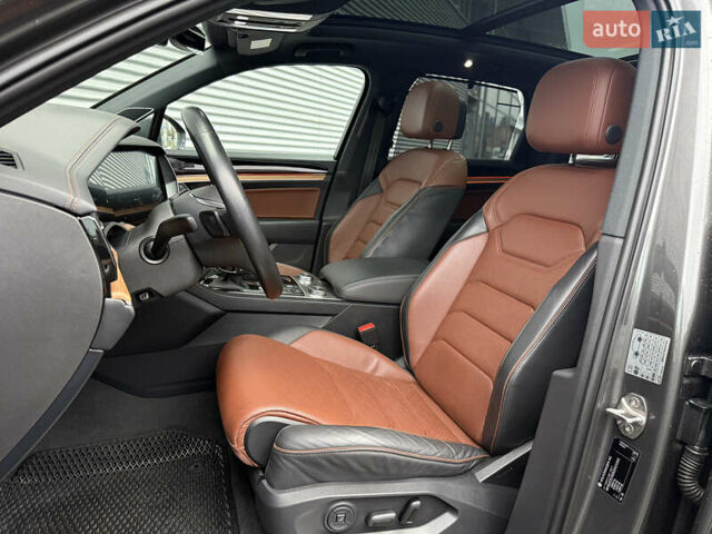 Серый Фольксваген Туарег, объемом двигателя 3 л и пробегом 85 тыс. км за 56500 $, фото 65 на Automoto.ua