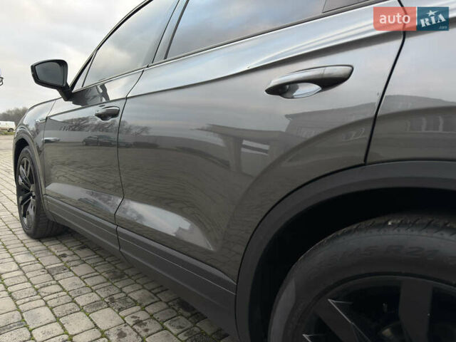 Сірий Фольксваген Туарег, об'ємом двигуна 3 л та пробігом 278 тис. км за 33700 $, фото 32 на Automoto.ua