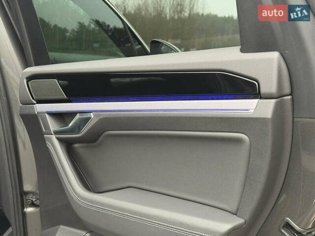 Сірий Фольксваген Туарег, об'ємом двигуна 3 л та пробігом 45 тис. км за 59999 $, фото 77 на Automoto.ua
