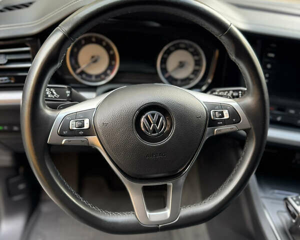 Сірий Фольксваген Туарег, об'ємом двигуна 3 л та пробігом 253 тис. км за 32900 $, фото 23 на Automoto.ua