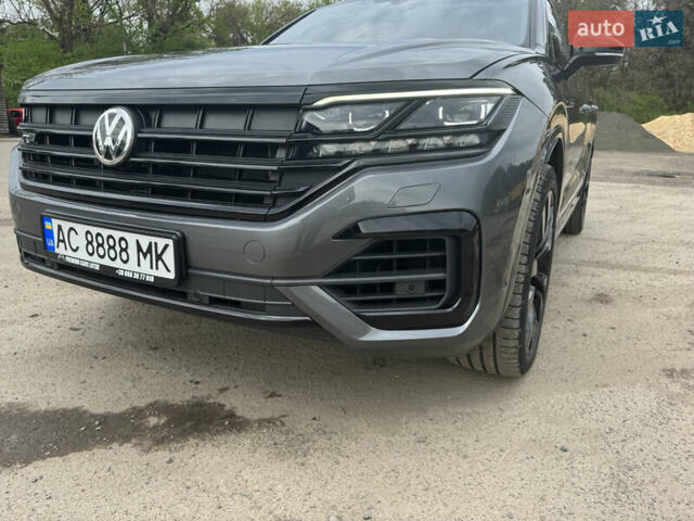 Серый Фольксваген Туарег, объемом двигателя 2.97 л и пробегом 128 тыс. км за 57500 $, фото 1 на Automoto.ua