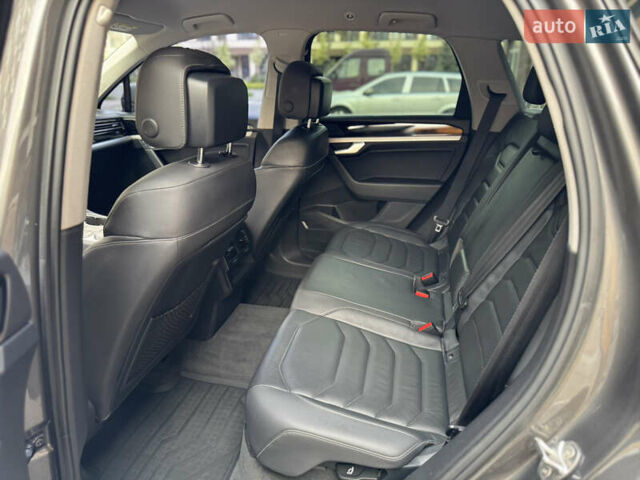 Сірий Фольксваген Туарег, об'ємом двигуна 3 л та пробігом 253 тис. км за 32900 $, фото 15 на Automoto.ua