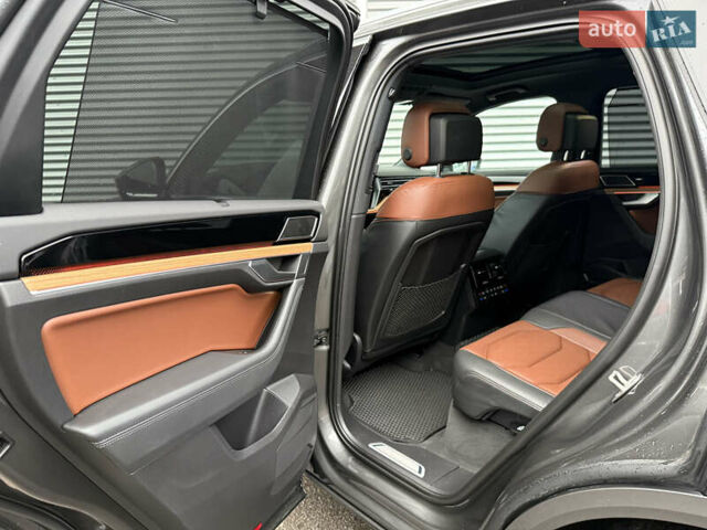 Серый Фольксваген Туарег, объемом двигателя 3 л и пробегом 85 тыс. км за 56500 $, фото 70 на Automoto.ua