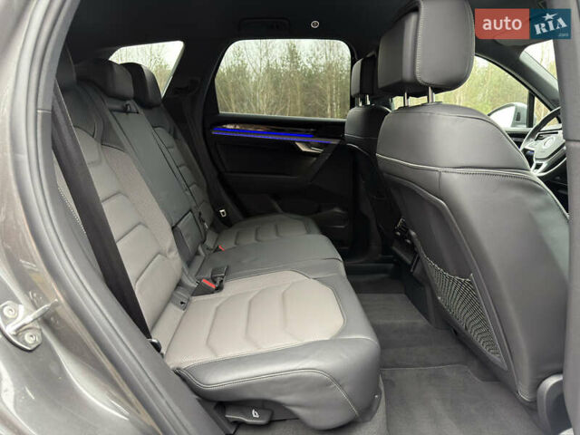 Сірий Фольксваген Туарег, об'ємом двигуна 3 л та пробігом 45 тис. км за 59999 $, фото 80 на Automoto.ua