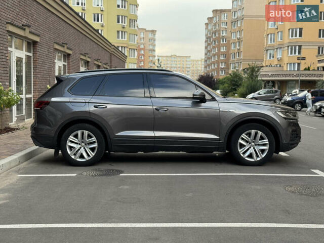 Сірий Фольксваген Туарег, об'ємом двигуна 3 л та пробігом 253 тис. км за 32900 $, фото 5 на Automoto.ua