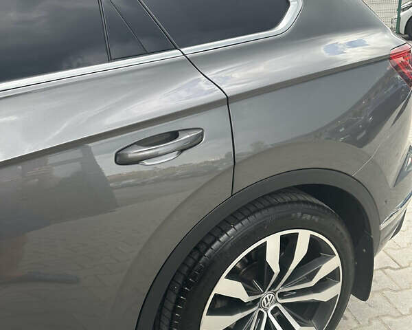 Серый Фольксваген Туарег, объемом двигателя 2.97 л и пробегом 135 тыс. км за 52000 $, фото 15 на Automoto.ua