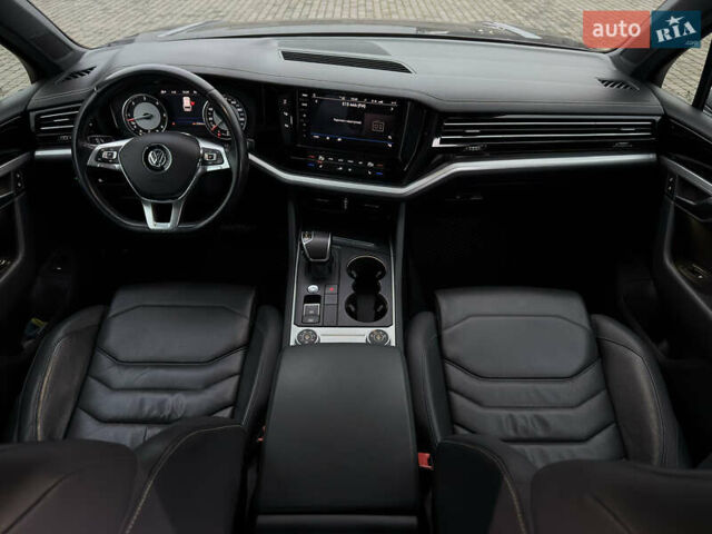 Сірий Фольксваген Туарег, об'ємом двигуна 3 л та пробігом 278 тис. км за 33700 $, фото 57 на Automoto.ua