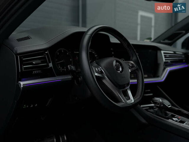 Сірий Фольксваген Туарег, об'ємом двигуна 3 л та пробігом 182 тис. км за 46000 $, фото 66 на Automoto.ua