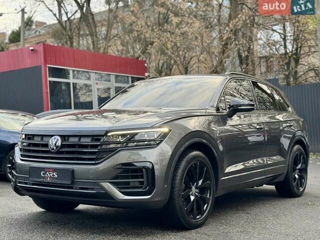 Серый Фольксваген Туарег, объемом двигателя 2.97 л и пробегом 142 тыс. км за 49700 $, фото 1 на Automoto.ua