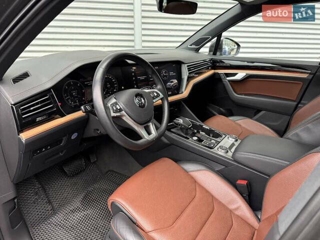 Серый Фольксваген Туарег, объемом двигателя 3 л и пробегом 85 тыс. км за 56500 $, фото 76 на Automoto.ua