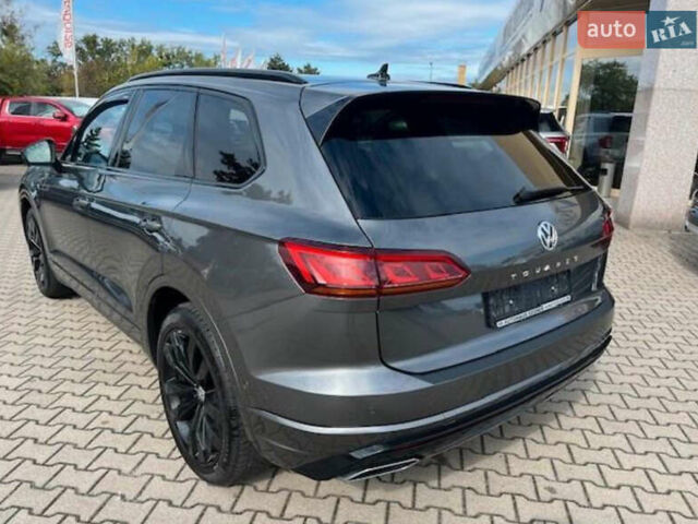 Серый Фольксваген Туарег, объемом двигателя 2.97 л и пробегом 130 тыс. км за 48900 $, фото 2 на Automoto.ua