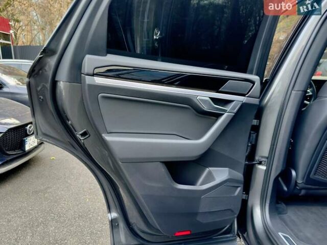 Серый Фольксваген Туарег, объемом двигателя 2.97 л и пробегом 142 тыс. км за 49700 $, фото 16 на Automoto.ua