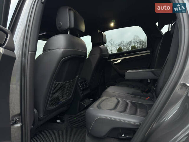 Сірий Фольксваген Туарег, об'ємом двигуна 3 л та пробігом 278 тис. км за 33700 $, фото 46 на Automoto.ua