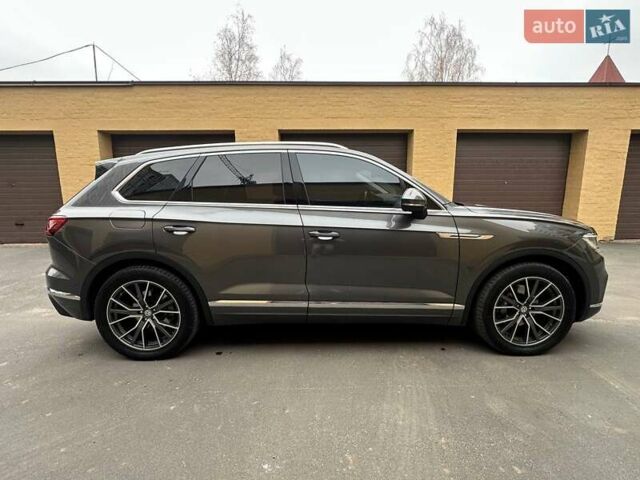 Серый Фольксваген Туарег, объемом двигателя 2.97 л и пробегом 246 тыс. км за 42000 $, фото 6 на Automoto.ua