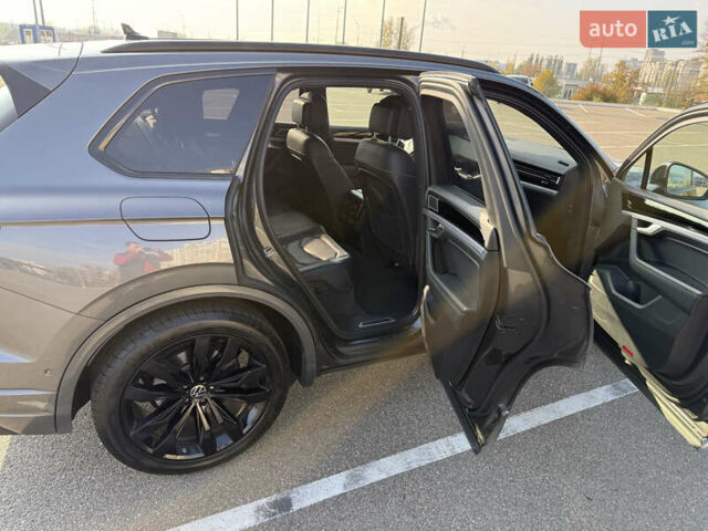 Серый Фольксваген Туарег, объемом двигателя 2.97 л и пробегом 214 тыс. км за 46700 $, фото 10 на Automoto.ua