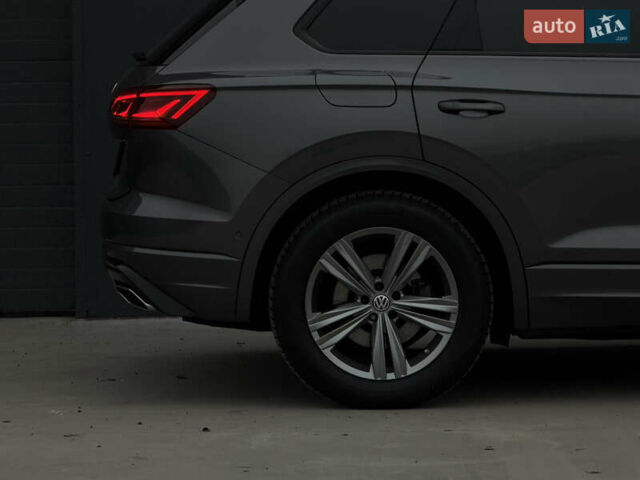 Сірий Фольксваген Туарег, об'ємом двигуна 3 л та пробігом 182 тис. км за 46000 $, фото 23 на Automoto.ua