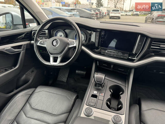 Серый Фольксваген Туарег, объемом двигателя 3 л и пробегом 127 тыс. км за 34950 $, фото 18 на Automoto.ua