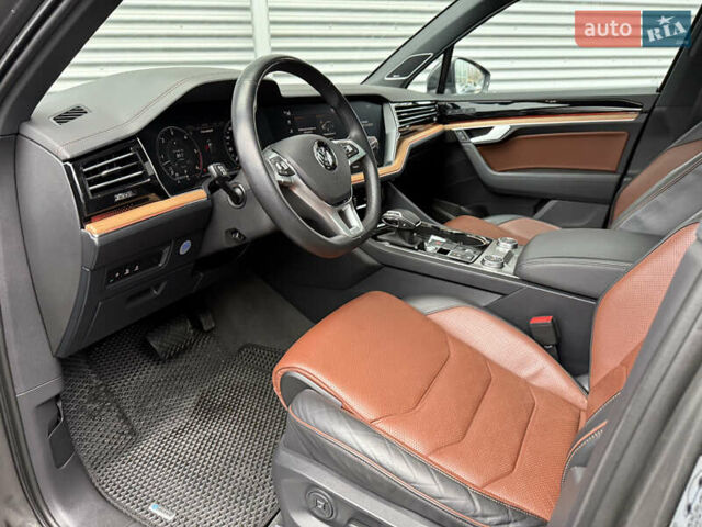 Серый Фольксваген Туарег, объемом двигателя 3 л и пробегом 85 тыс. км за 56500 $, фото 67 на Automoto.ua