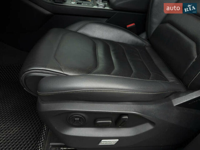 Сірий Фольксваген Туарег, об'ємом двигуна 3 л та пробігом 278 тис. км за 33700 $, фото 40 на Automoto.ua