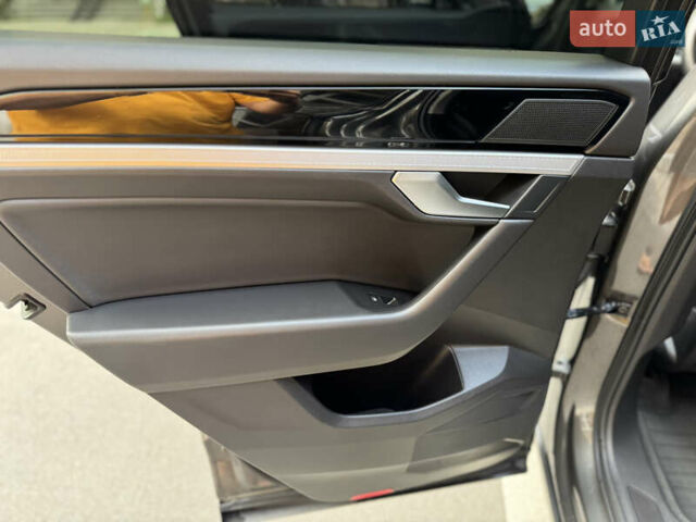 Сірий Фольксваген Туарег, об'ємом двигуна 3 л та пробігом 253 тис. км за 32900 $, фото 17 на Automoto.ua