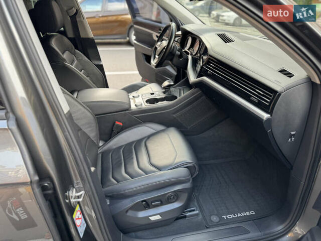 Сірий Фольксваген Туарег, об'ємом двигуна 3 л та пробігом 253 тис. км за 32900 $, фото 13 на Automoto.ua