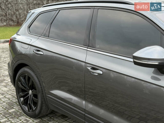 Сірий Фольксваген Туарег, об'ємом двигуна 3 л та пробігом 278 тис. км за 33700 $, фото 36 на Automoto.ua
