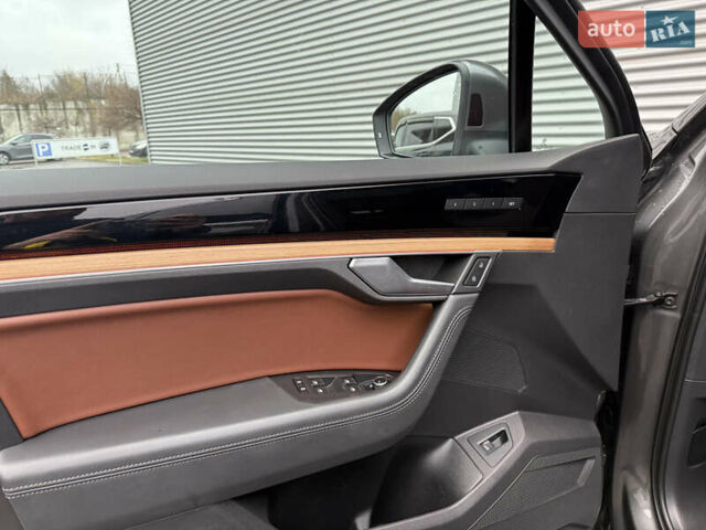 Серый Фольксваген Туарег, объемом двигателя 3 л и пробегом 85 тыс. км за 56500 $, фото 61 на Automoto.ua