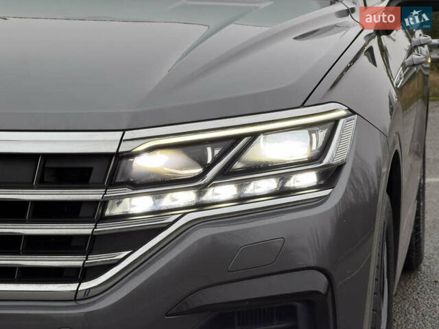 Сірий Фольксваген Туарег, об'ємом двигуна 3 л та пробігом 45 тис. км за 59999 $, фото 23 на Automoto.ua