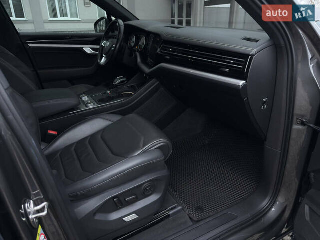 Сірий Фольксваген Туарег, об'ємом двигуна 3 л та пробігом 278 тис. км за 33700 $, фото 62 на Automoto.ua