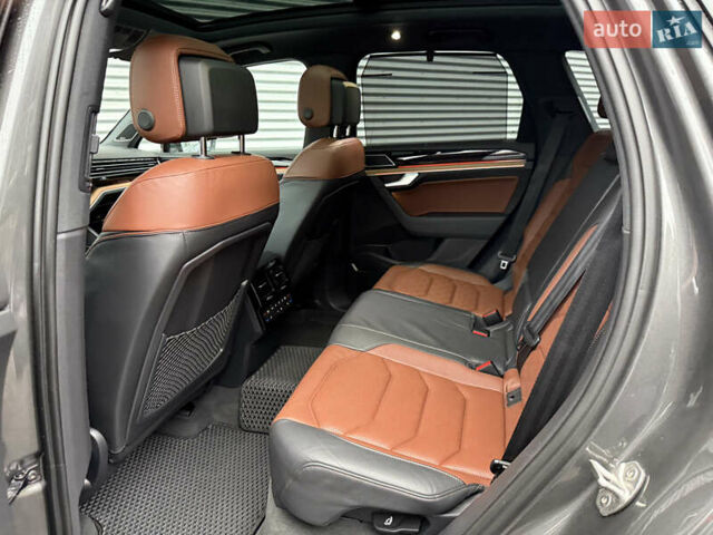 Серый Фольксваген Туарег, объемом двигателя 3 л и пробегом 85 тыс. км за 56500 $, фото 73 на Automoto.ua