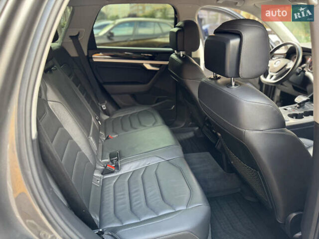 Сірий Фольксваген Туарег, об'ємом двигуна 3 л та пробігом 253 тис. км за 32900 $, фото 14 на Automoto.ua