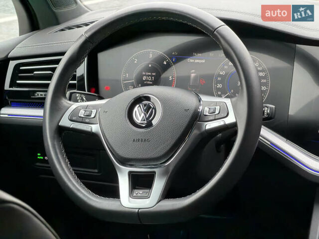 Сірий Фольксваген Туарег, об'ємом двигуна 3 л та пробігом 45 тис. км за 59999 $, фото 96 на Automoto.ua