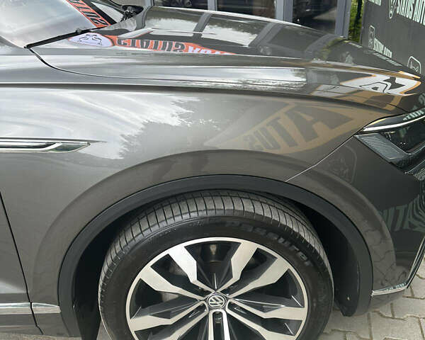 Серый Фольксваген Туарег, объемом двигателя 2.97 л и пробегом 135 тыс. км за 52000 $, фото 5 на Automoto.ua