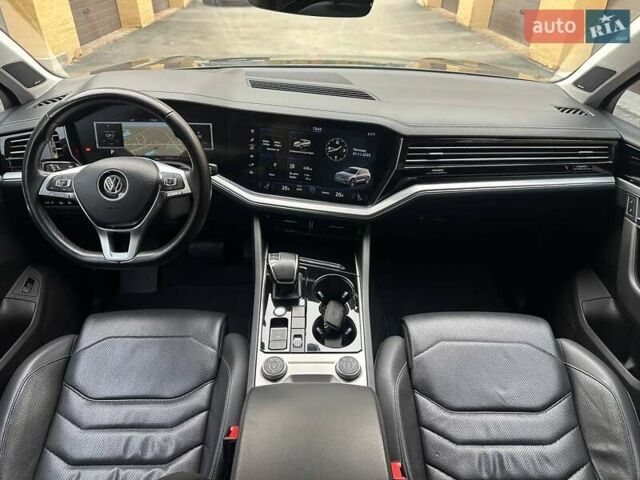 Серый Фольксваген Туарег, объемом двигателя 2.97 л и пробегом 246 тыс. км за 42000 $, фото 12 на Automoto.ua