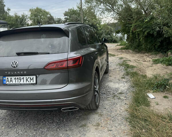 Серый Фольксваген Туарег, объемом двигателя 2.97 л и пробегом 108 тыс. км за 57800 $, фото 3 на Automoto.ua