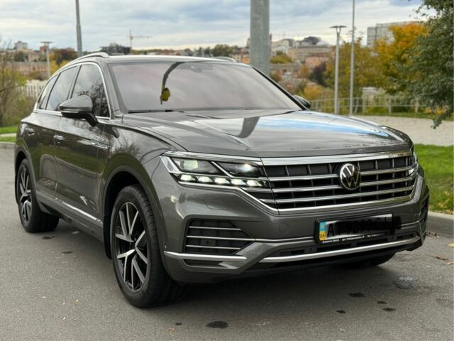 Серый Фольксваген Туарег, объемом двигателя 3 л и пробегом 62 тыс. км за 57950 $, фото 1 на Automoto.ua