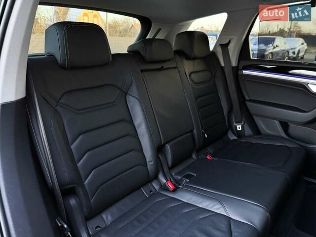 Серый Фольксваген Туарег, объемом двигателя 3 л и пробегом 135 тыс. км за 52999 $, фото 68 на Automoto.ua