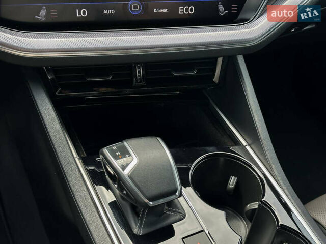 Серый Фольксваген Туарег, объемом двигателя 3 л и пробегом 160 тыс. км за 51500 $, фото 46 на Automoto.ua