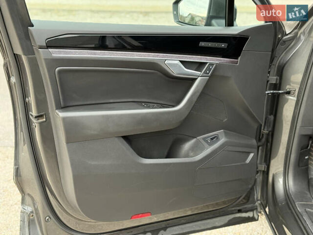 Сірий Фольксваген Туарег, об'ємом двигуна 2.97 л та пробігом 180 тис. км за 39500 $, фото 12 на Automoto.ua