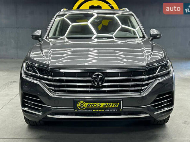 Фольксваген Туарег 2020 у Чернівцях на Automoto.ua Сірий Фольксваген Туарег, об'ємом двигуна 3 л та пробігом 90 тис. км за 50500 $, фото 1 на Automoto.ua