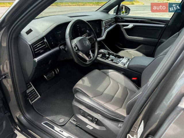 Серый Фольксваген Туарег, объемом двигателя 3 л и пробегом 160 тыс. км за 51500 $, фото 36 на Automoto.ua